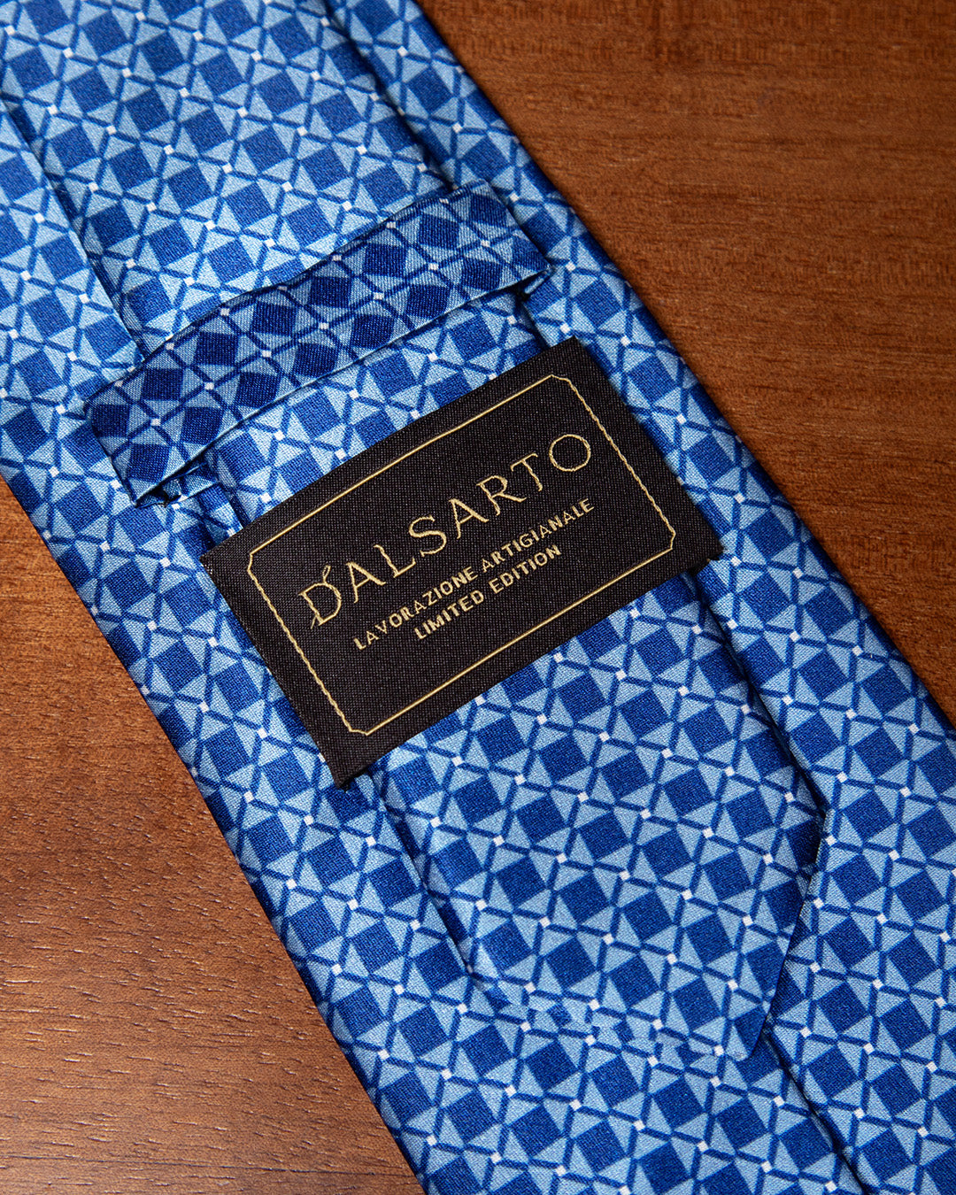 Cravatta Azzurra e Blu con Motivo Geometrico