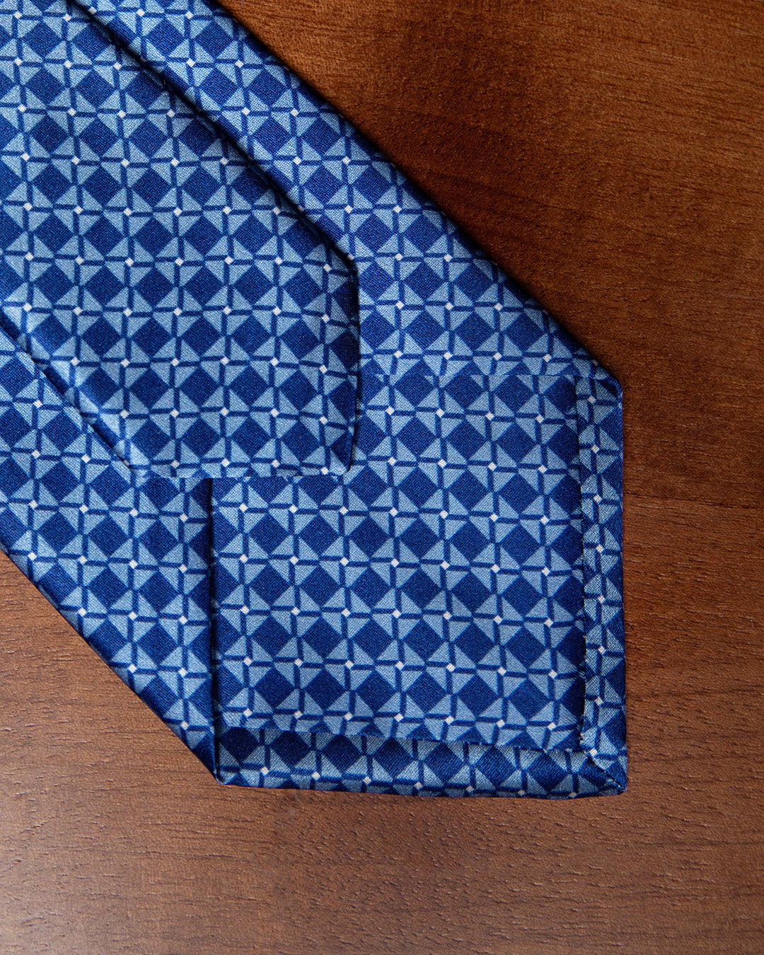 Cravatta Azzurra e Blu con Motivo Geometrico