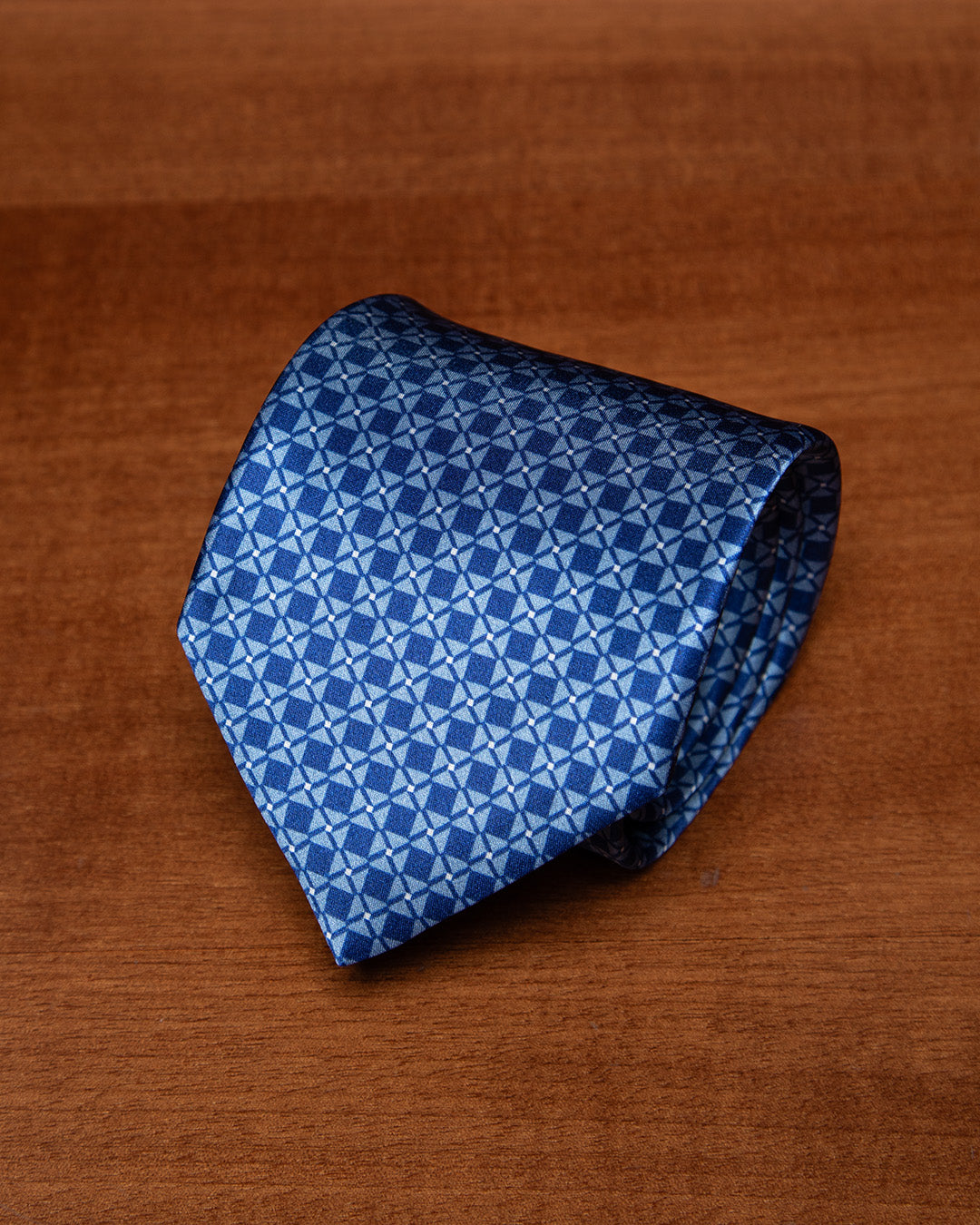Cravatta Azzurra e Blu con Motivo Geometrico