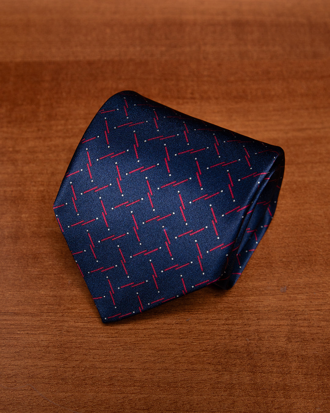 Cravatta Blu con Tratteggi Rosso Corallo e Punti Bianchi