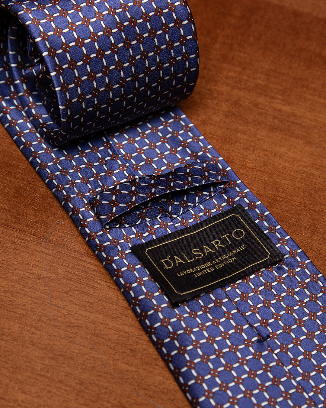 Cravatta Blu con Anelli Bianchi e Dettagli Bronzo