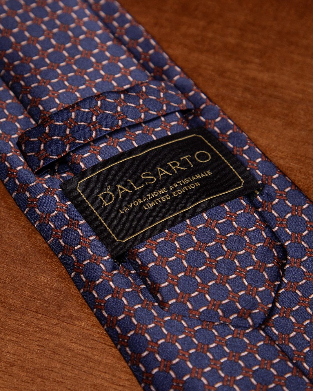 Cravatta Blu con Anelli Beige e Dettagli Bronzo