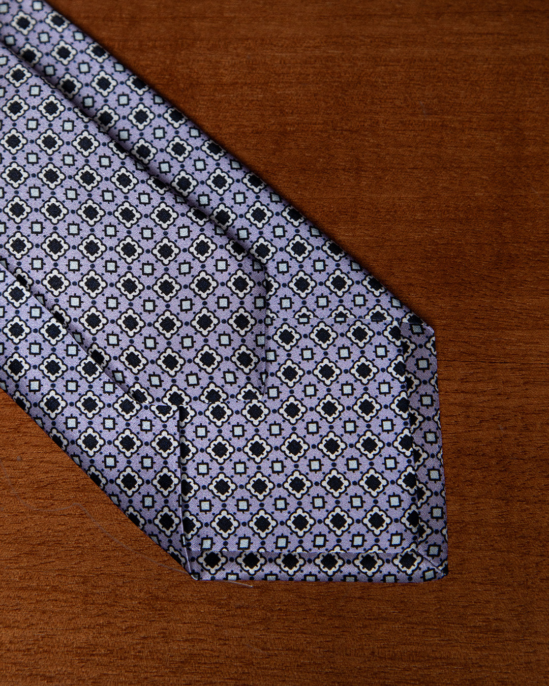 Cravatta Glicine Tema Floreale con Reticolo Bianco e Nero