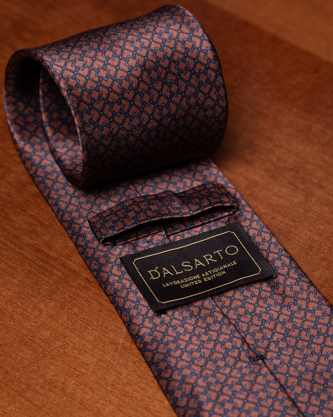 Cravatta Rame e Blu Navy con Motivo Geometrico ad Intreccio