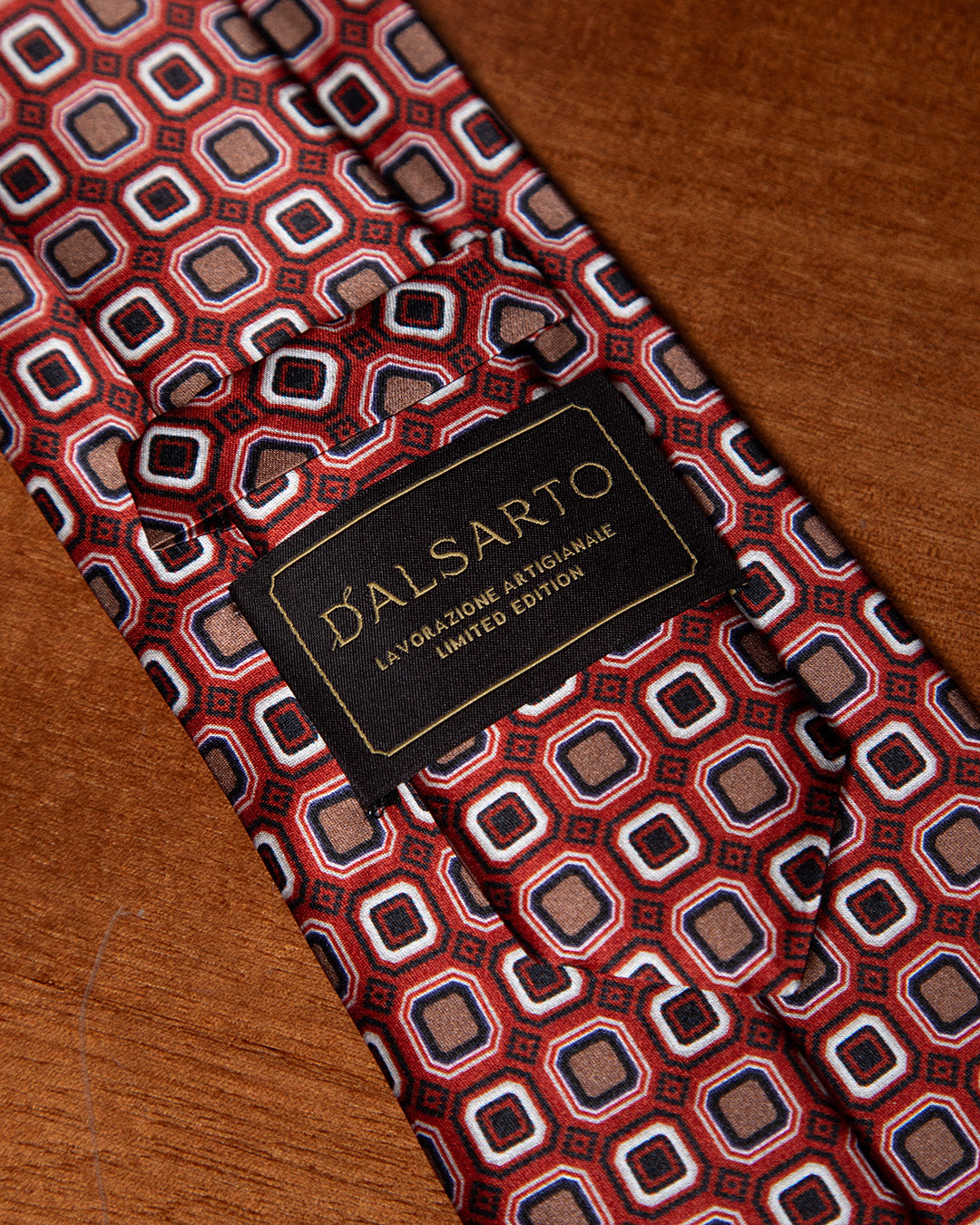 Cravatta Rosso Terracotta con Moduli Ottagonali