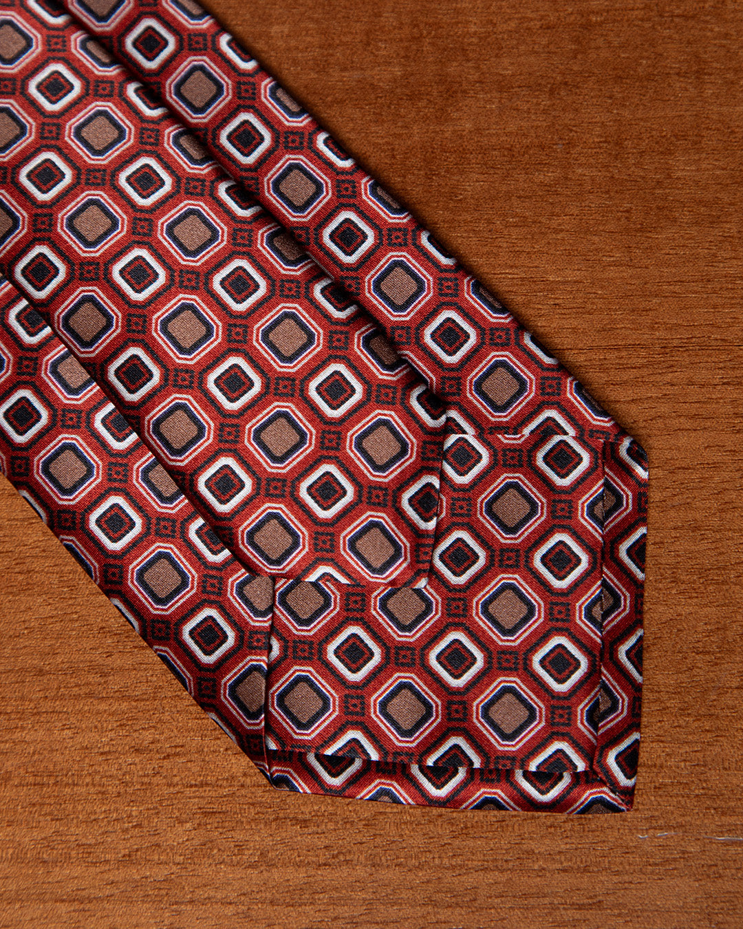 Cravatta Rosso Terracotta con Moduli Ottagonali
