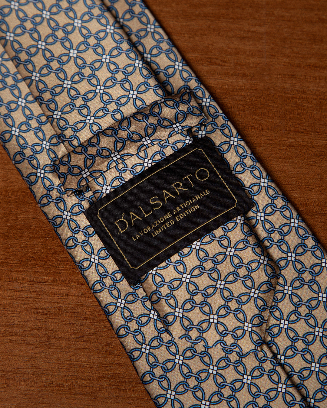 Cravatta Oro con Catenella Blu Notte e Nodi Bianchi