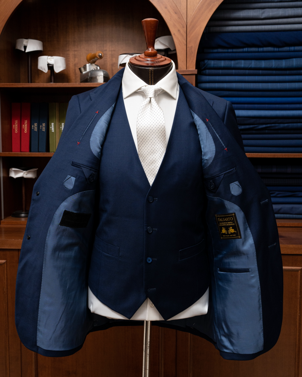 Abito Bernini Tre Pezzi Blu Navy con Rever a Lancia, Tasche a Pattina e Gilet Monopetto in Lana Raffinata. Ideale per Occasioni Formali, Cerimonie e Affari.
