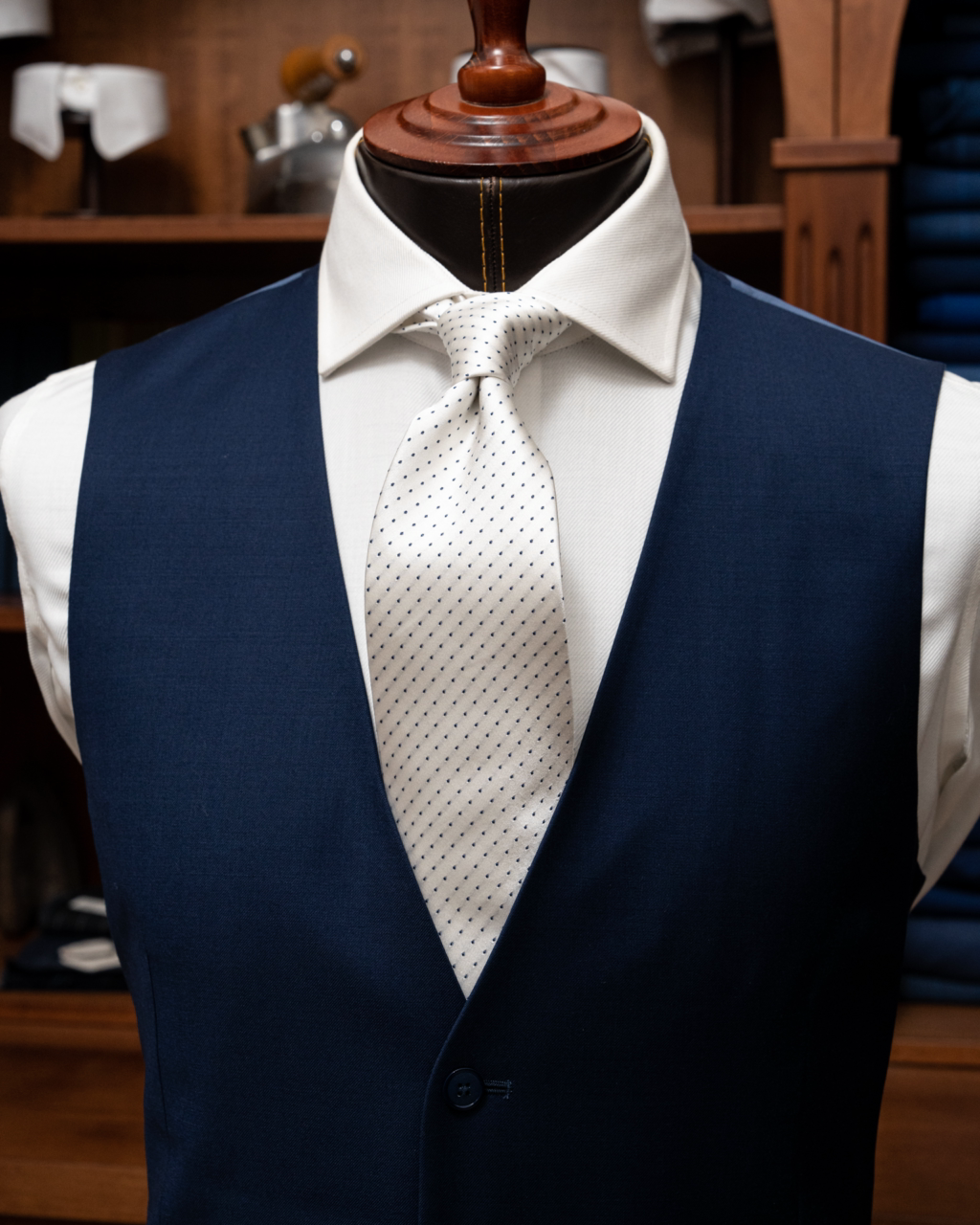 Abito Bernini Tre Pezzi Blu Navy con Rever a Lancia, Tasche a Pattina e Gilet Monopetto in Lana Raffinata. Ideale per Occasioni Formali, Cerimonie e Affari.