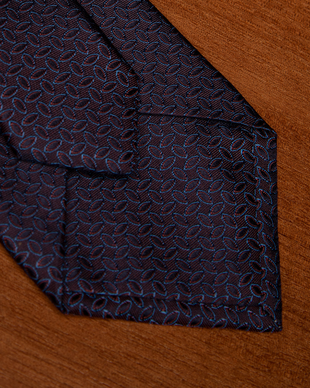 Cravatta Jacquard Bordeaux Con Motivo Ellittico Blu Cobalto