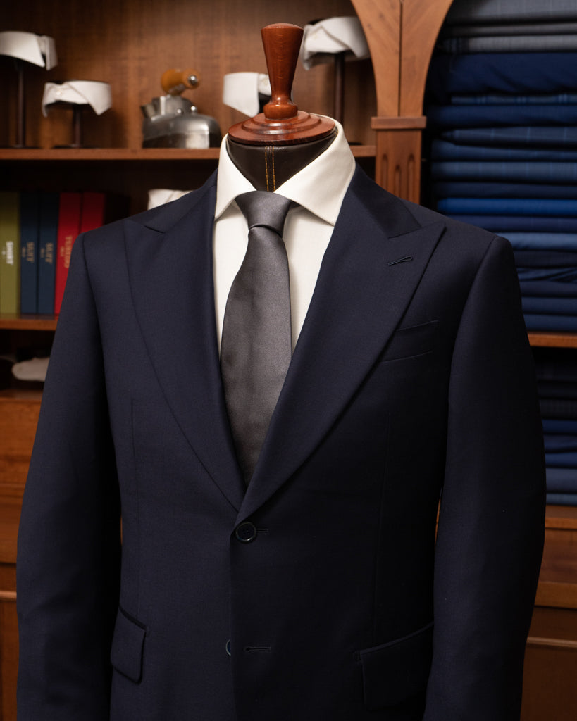 Abito Bernini Blu Scuro Tre Pezzi con Fodera Jacquard e Madreperla: Eleganza Versatile e Raffinata per Ogni Occasione.