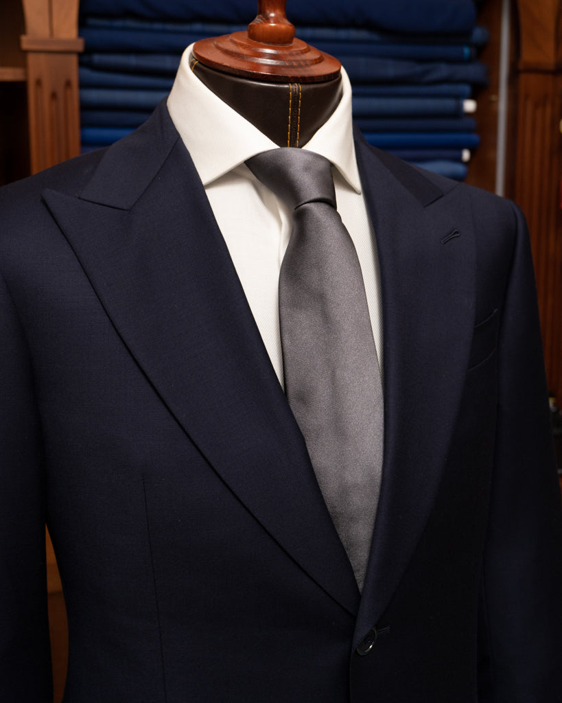 Abito Bernini Blu Scuro Tre Pezzi con Fodera Jacquard e Madreperla: Eleganza Versatile e Raffinata per Ogni Occasione.