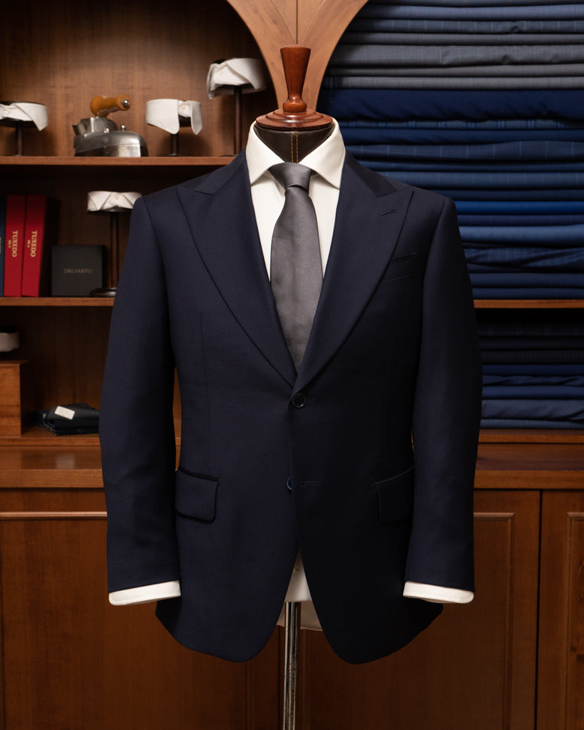 Abito Bernini Blu Scuro Tre Pezzi con Fodera Jacquard e Madreperla: Eleganza Versatile e Raffinata per Ogni Occasione.