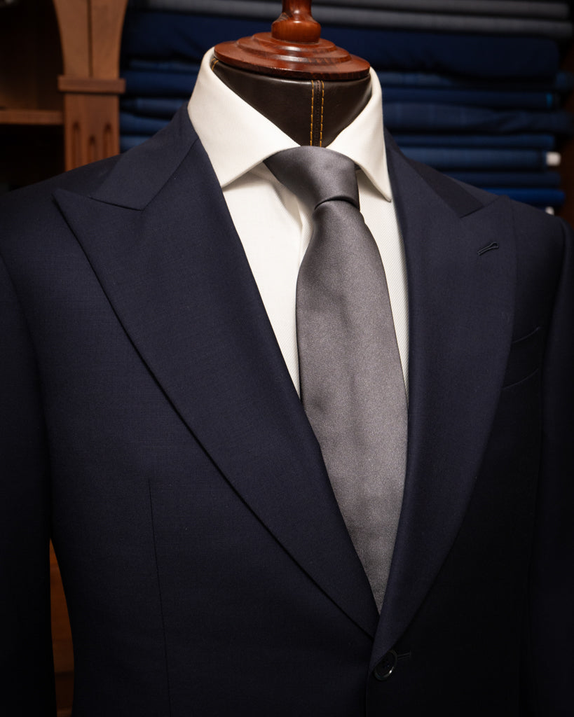 Abito Bernini Blu Scuro Tre Pezzi con Fodera Jacquard e Madreperla: Eleganza Versatile e Raffinata per Ogni Occasione.