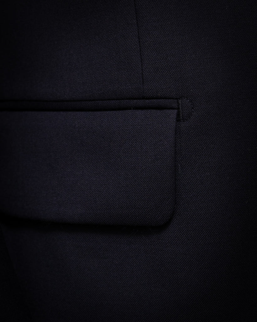 Abito Bernini Blu Scuro Tre Pezzi con Fodera Jacquard e Madreperla: Eleganza Versatile e Raffinata per Ogni Occasione.