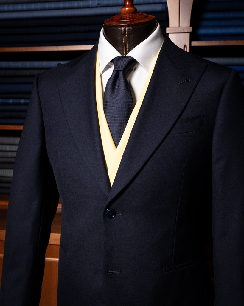 Abito Bernini Petrolio Scuro con Gilet Giallo