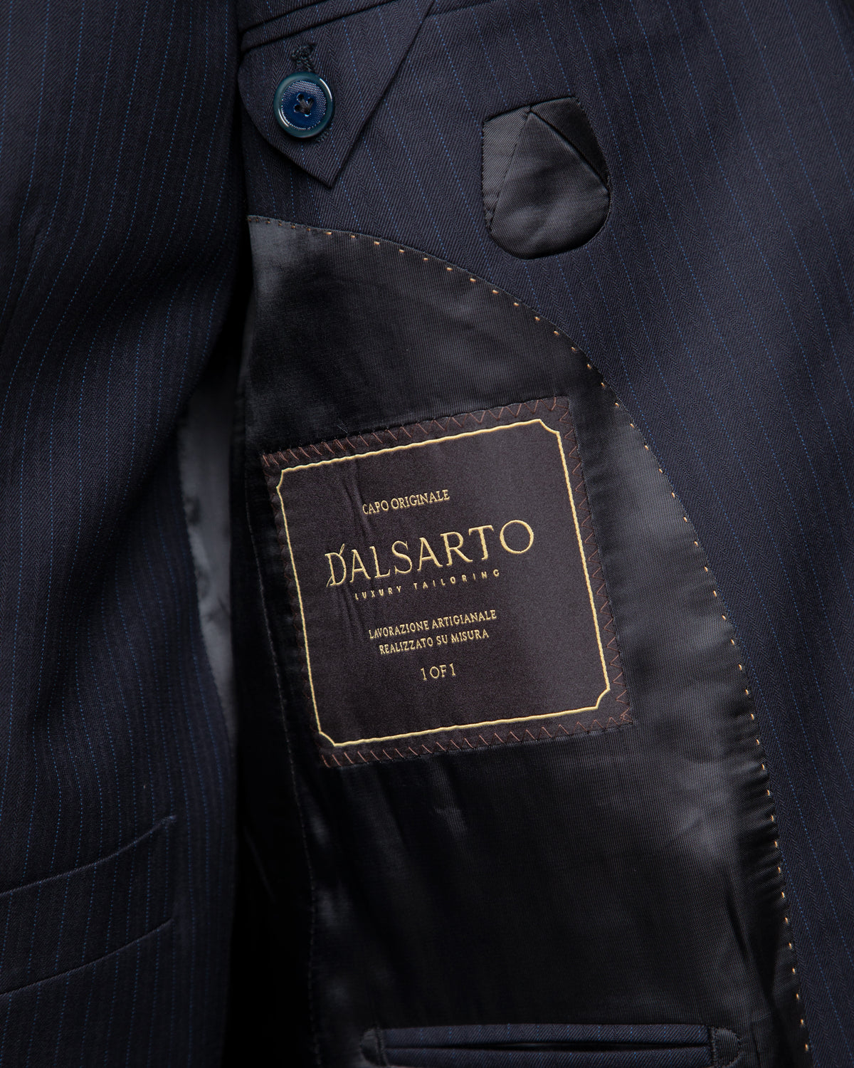 Abito Gessato Blu Navy con Righe Celesti