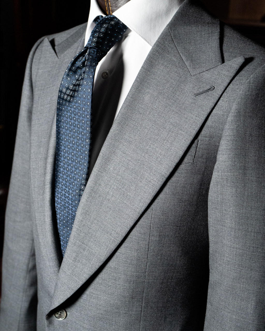 Abito Modernico Grigio Chiaro con Fodera Avio - Elegante e professionale, perfetto per il business. Rever a lancia, tasche a filetto, fodera avio, e tessuto in lana estiva.