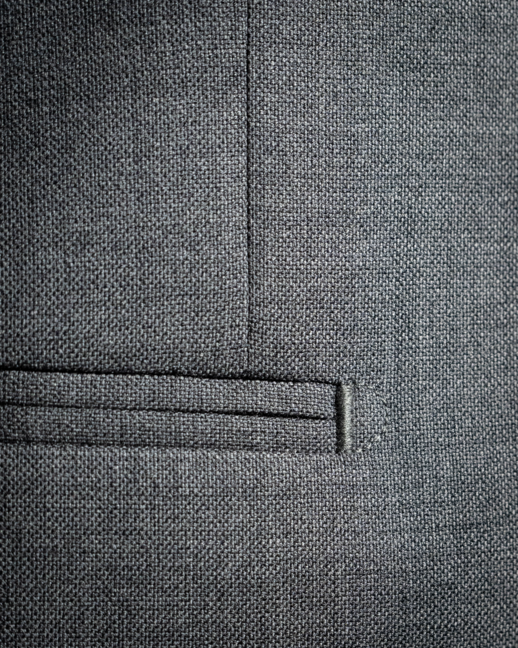 Abito Modernico Grigio Chiaro con Fodera Avio - Elegante e professionale, perfetto per il business. Rever a lancia, tasche a filetto, fodera avio, e tessuto in lana estiva.