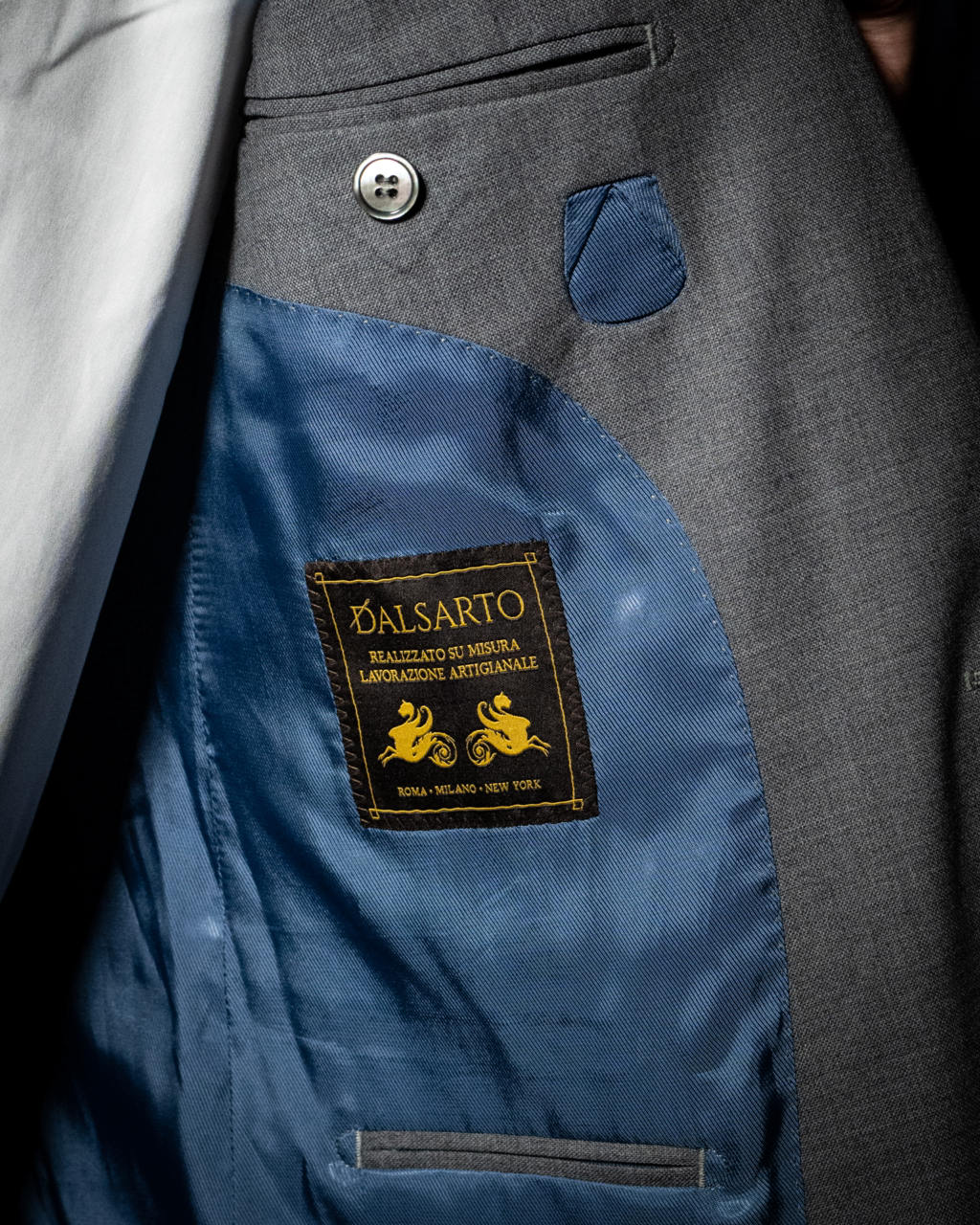 Abito Modernico Grigio Chiaro con Fodera Avio - Elegante e professionale, perfetto per il business. Rever a lancia, tasche a filetto, fodera avio, e tessuto in lana estiva.