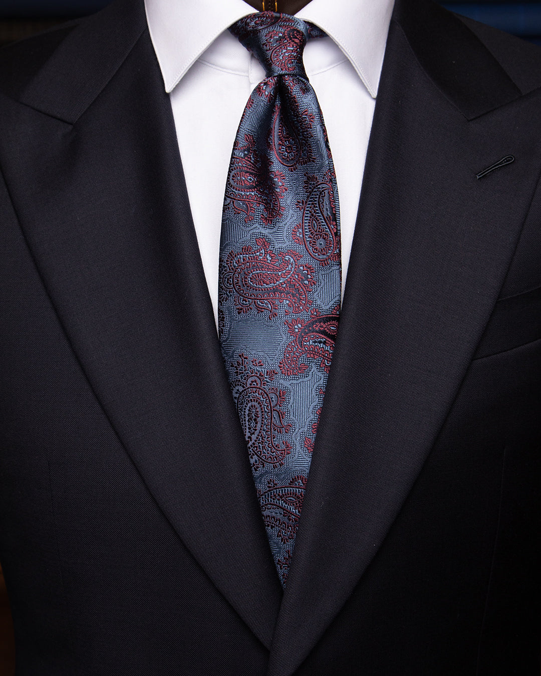 Cravatta Blu Damascata con Fantasia Paisley Rossa in Seta