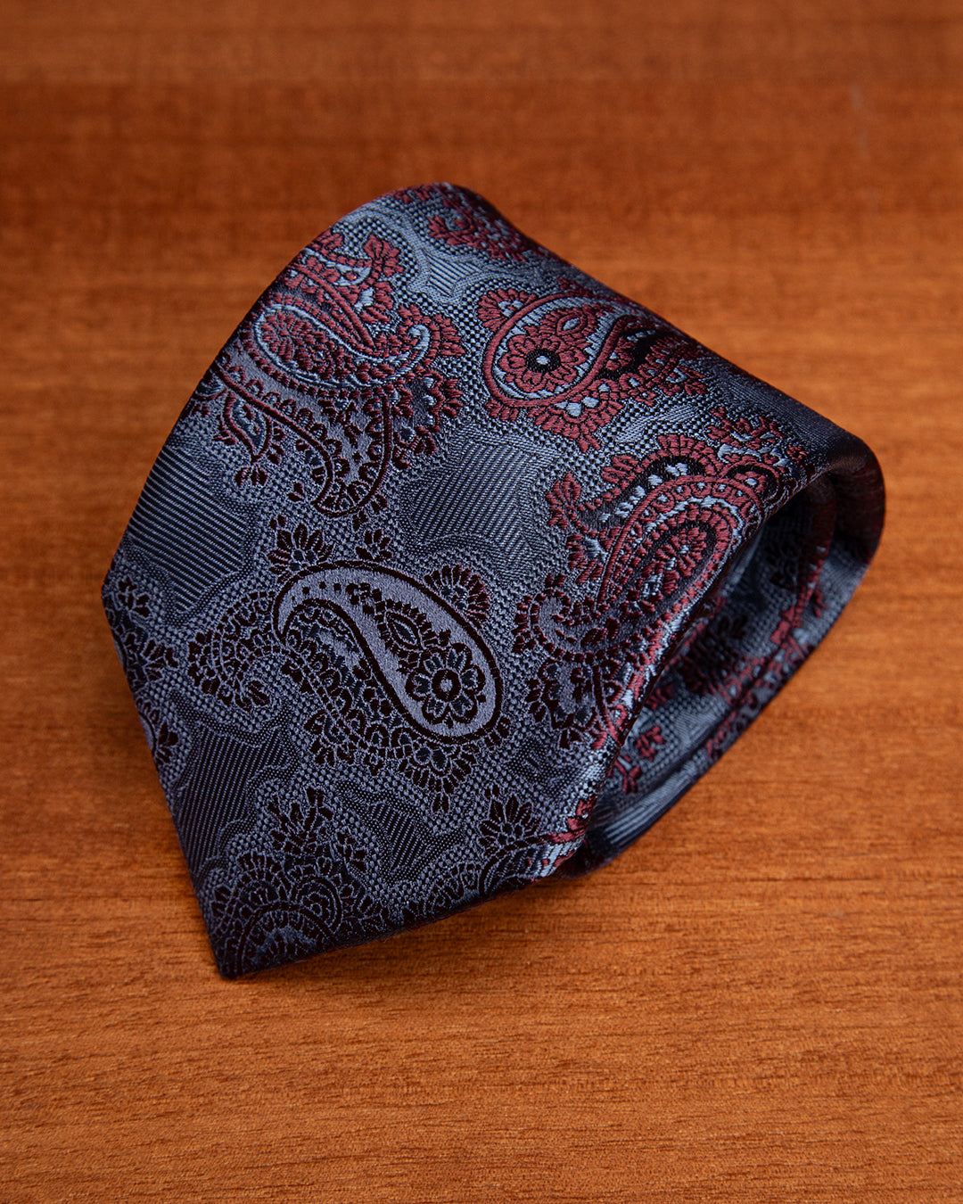 Cravatta Blu Damascata con Fantasia Paisley Rossa in Seta