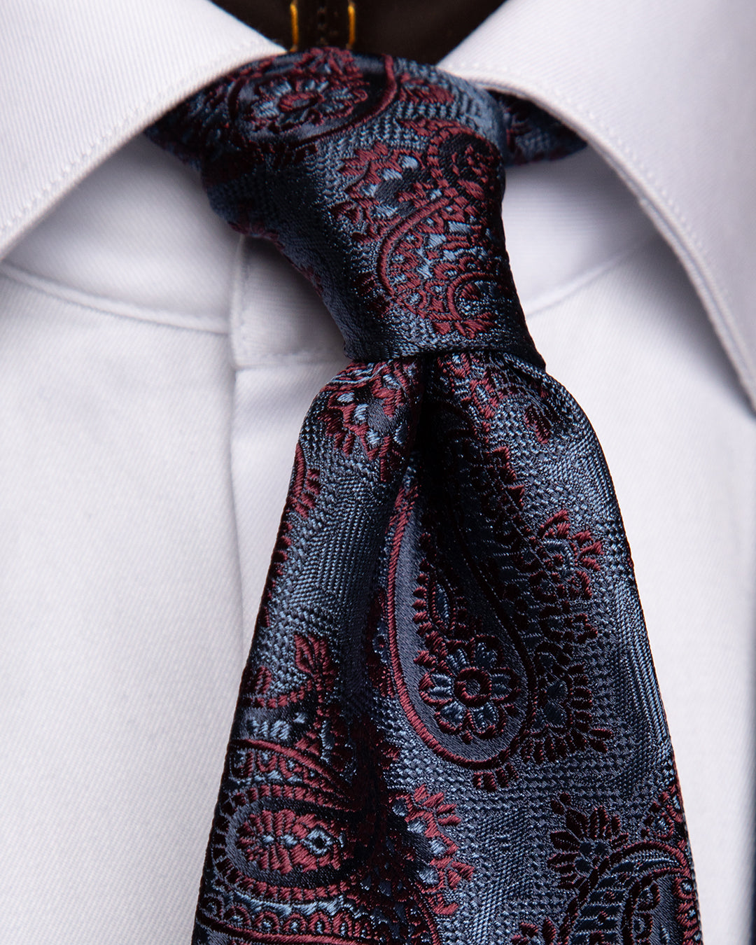 Cravatta Blu Damascata con Fantasia Paisley Rossa in Seta