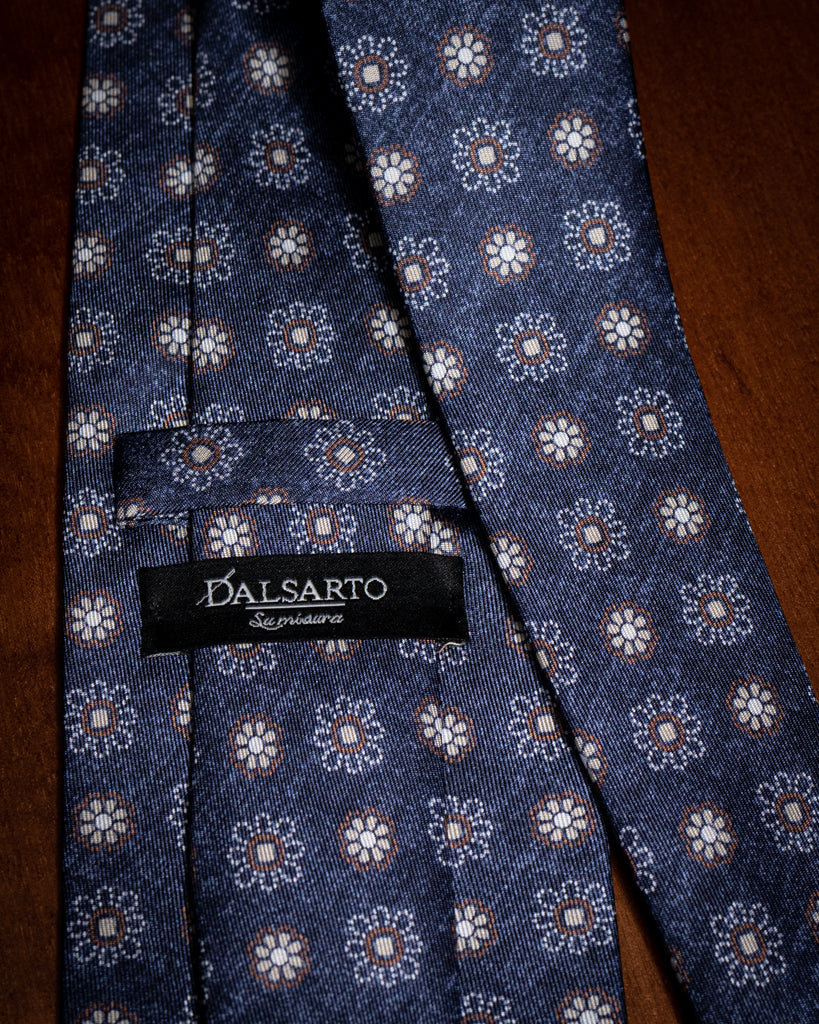 Cravatta Blu con Fiori Marroni e Bianchi